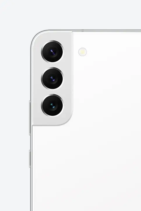 Galaxy S22+ in Phantom White: the rear cameras up close
