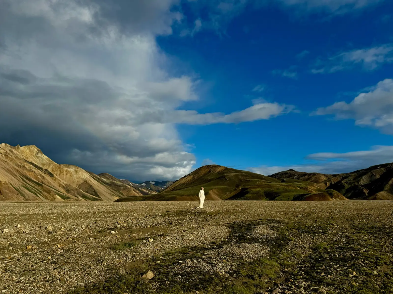 The same plain at 24 mm, the mountains and the person in white a little larger