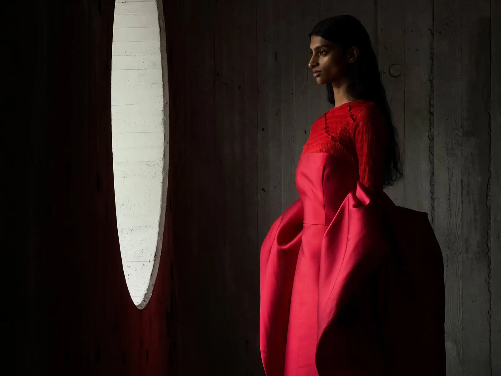 At 200 mm a close portrait of the person in red, from the head down to the gown