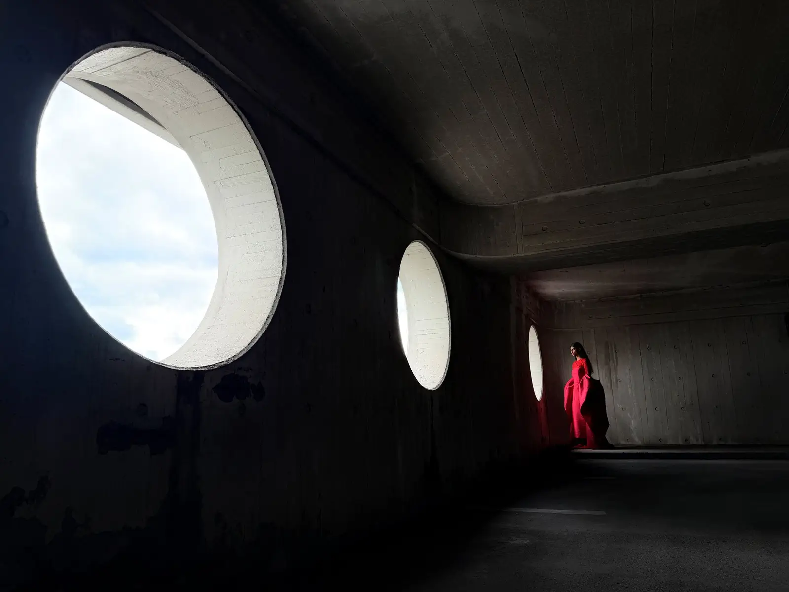 The same corridor at 24 mm, the person in red a little larger beside the windows