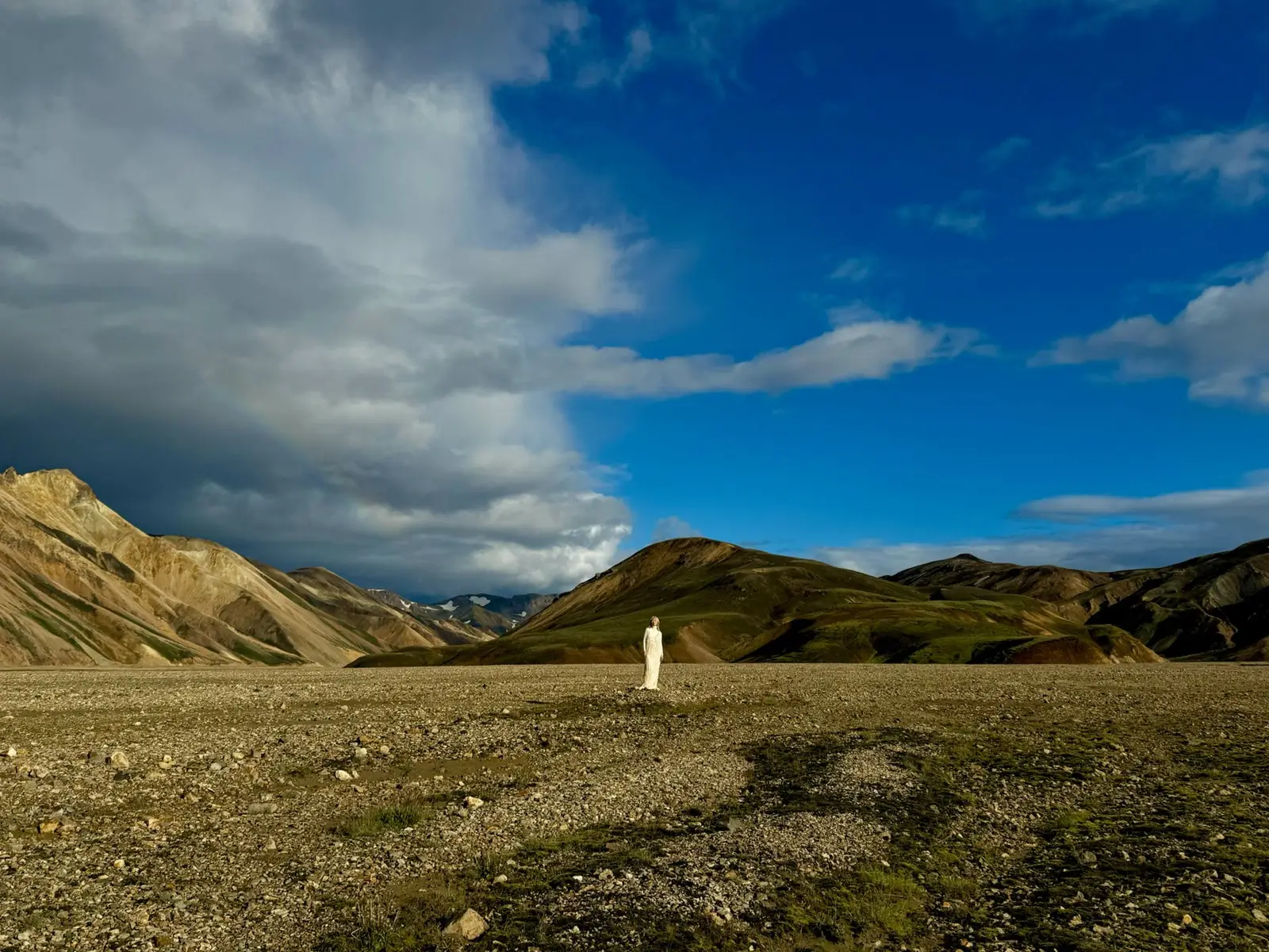 The same plain at 1x, the mountains and the person in white a little larger