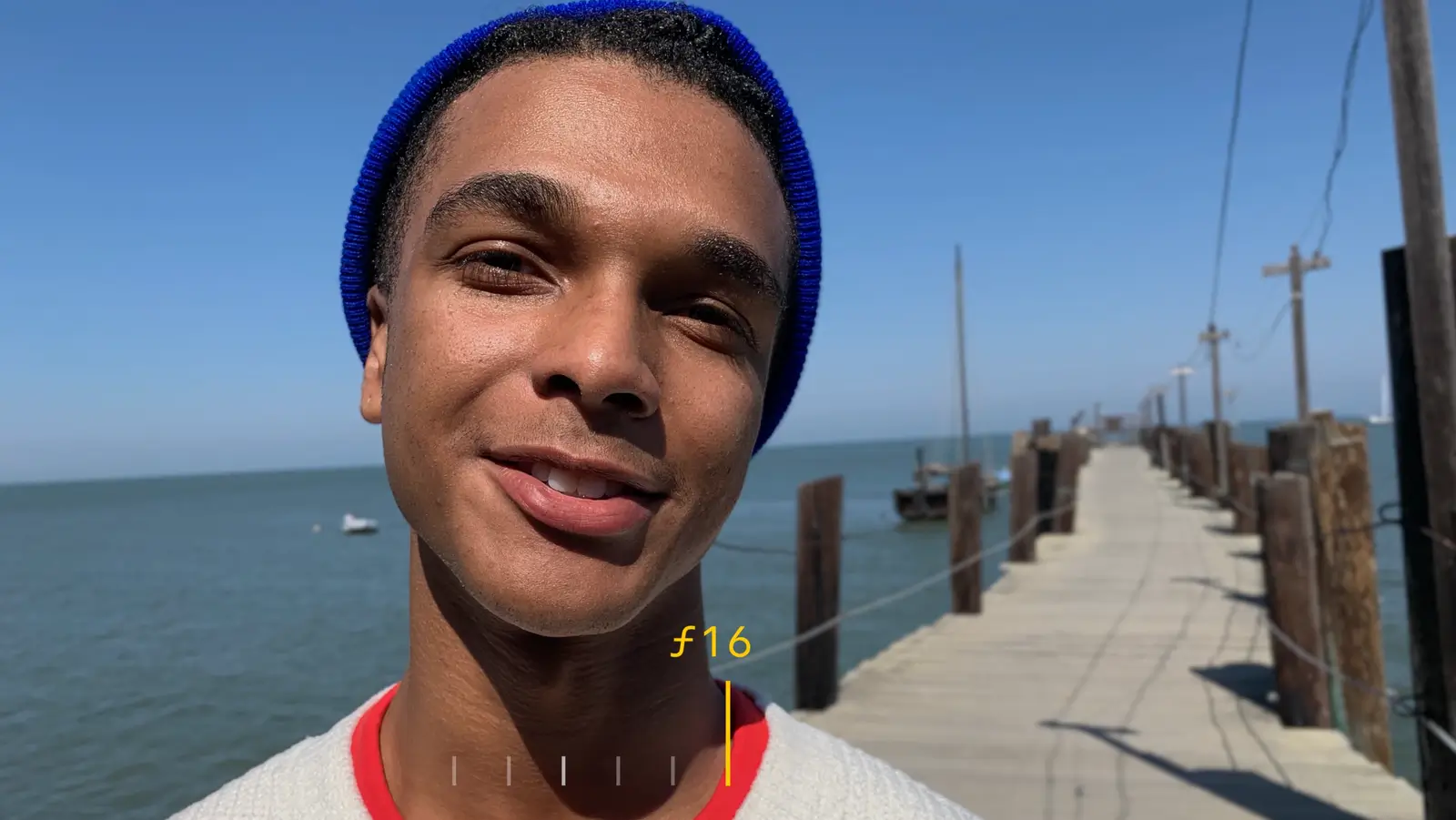 The same portrait with the pier, the poles and the sea almost fully sharp